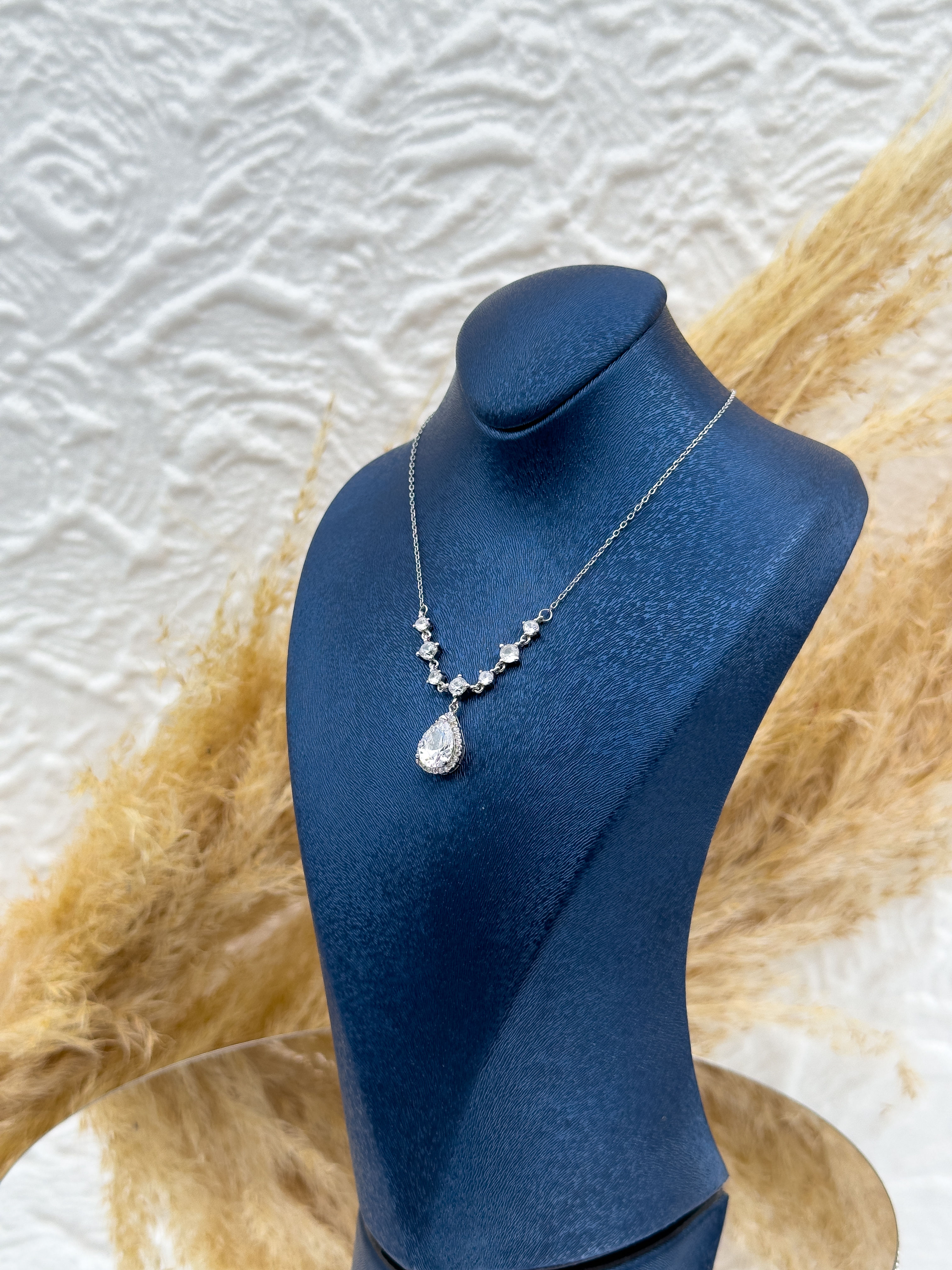 925 Ayar Gümüş Damla Kesim Pırlanta Montür Görünümlü Kadın Kolye